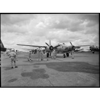 Remise d'avions bombardiers B-26 américains à l'armée de l'Air française sur l'aéroport de Tan Son Nhut à Saigon.