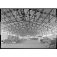 Véhicules militaires à Etat-major des Forces terrestres du Sud-Vietnam, camp Chanson, Saigon.