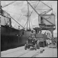 Déchargement de marchandises arrivées par navires au port de Saigon.