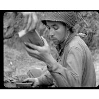 Normandie 1944 (actualités américaines) - Distribution de rations aux soldats dans le secteur de Saint-Lô.