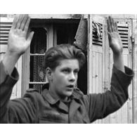 Normandie 1944 (actualités américaines) - Entrée de la 29e division d'Infanterie américaine à Saint-Lô.