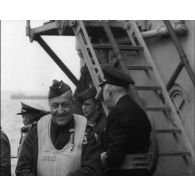 Normandie 1944 (actualités américaines) - Le général Bradley à bord de l'Augusta.