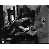 Normandie 1944 (actualités américaines) - Coutances : chute de bombes ; visite du général Brereton.