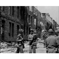 Normandie 1944 (actualités américaines) - Villedieu-les-Poêles : entrée des troupes américaines.