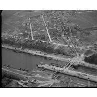 Normandie 1944 (actualités américaines) - Vues aériennes d'Ouistreham, Saint-Pierre, Saint-Aubin, Luc-sur-mer, Mont Fleury et Longues.