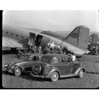 Normandie 1944 (actualités américaines) - Rapatriement de militaires britanniques et de réfugiés sur l'aérodrome de Meythet.