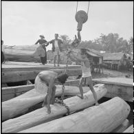 Déchargement du teck pour la Compagnie asiatique et africaine.