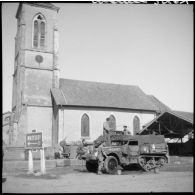 L'équipage du half-track L'Etourdi 2, du peloton de commandement du Régiment blindé de fusiliers marins (RBFM), entretient le semi-chenillé à Clézentaine.