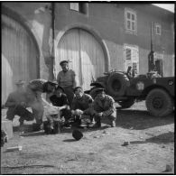 Des marins du Régiment blindé de fusiliers marins (RBFM) préparent leur repas dans la commune de Clézentaine où le régiment a installé son poste de commandement.