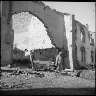 Des Marinettes, ambulancières, s'entraînent à l'évacuation d'un blessé dans les environs de Clézentaine.