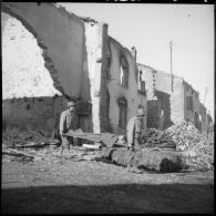 Des Marinettes, ambulancières, s'entraînent à l'évacuation d'un blessé dans les environs de Clézentaine.