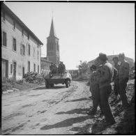 Une automitrailleuse M20 du Régiment blindé de fusiliers marins (RBFM) circule dans la grand-rue de Clézentaine où le régiment a installé son poste de commandement.