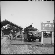 L'équipage du half-track L'Etourdi 2, du peloton de commandement du Régiment blindé de fusiliers marins (RBFM), entretient le semi-chenillé à Clézentaine.