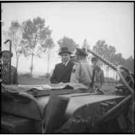 Louis Jacquinot, ministre de la Marine, s'entretient avec un fusilier marin du Régiment blindé de fusiliers marins lors d'une prise d'armes.
