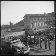 Des half-tracks de l'escadron hors-rang et de l'escadron d'état-major du Régiment blindé de fusiliers marins (RBFM) circulent dans la commune de Clézentaine où le régiment a installé son poste de commandement.