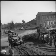Des half-tracks de l'escadron hors-rang et de l'escadron d'état-major du Régiment blindé de fusiliers marins (RBFM) circulent dans la commune de Clézentaine où le régiment a installé son poste de commandement.