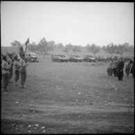 Lors d'une prise d'armes organisée dans le cadre de la visite au Régiment blindé de fusiliers marins (RBFM) de Louis Jacquinot, ministre de la Marine, les officiers présents saluent l'étendard de l'unité.