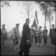 Louis Jacquinot, ministre de la Marine, passe les hommes du Régiment blindé de fusilers marins (RBFM) en revue lors d'une prise d'armes à Clézentaine.