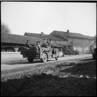 Un scout-car du Régiment blindé de fusiliers marins (RBFM) circule dans la commune de Clézentaine où le régiment a installé son poste de commandement.