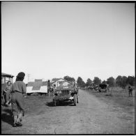 Poste de secours tenu par les Marinettes, ambulancières, dans les environs de Clézentaire. Deux d'entre elles sont à bord de la jeep baptisée Badin.