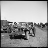 Poste de secours tenu par les Marinettes, ambulancières, dans les environs de Clézentaire. Deux d'entre elles sont à bord de la jeep baptisée Badin.