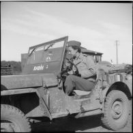 Poste de secours tenu par les Marinettes, ambulancières, dans les environs de Clézentaire. L'enseigne de vaisseau Carsignol, commandant les ambulancières, se trouve au volant de jeep baptisée Badin.