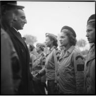 Lors d'une prise d'armes avec le Régiment blindé de fusiliers marins (RBFM) à Clézentaine, le ministre de la Marine Louis Jacquinot se fait présenter des Marinettes, ambulancières.