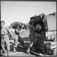 Poste de secours tenu par les Marinettes, ambulancières, dans les environs de Clézentaire. Certaines d'entre elles déchargent des paquetages.