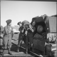 Poste de secours tenu par les Marinettes, ambulancières, dans les environs de Clézentaire. Certaines d'entre elles déchargent des paquetages.