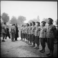 Lors d'une prise d'armes avec le Régiment blindé de fusiliers marins (RBFM) à Clézentaine, le ministre de la Marine Louis Jacquinot se fait présenter des Marinettes, ambulancières.