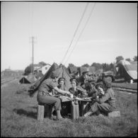 Poste de secours tenu par les Marinettes, ambulancières, dans les environs de Clézentaire.