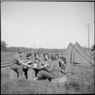 Poste de secours tenu par les Marinettes, ambulancières, dans les environs de Clézentaire.