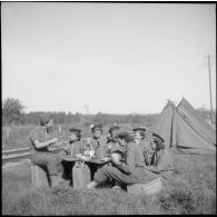 Poste de secours tenu par les Marinettes, ambulancières, dans les environs de Clézentaire.