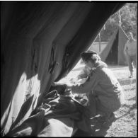 Poste de secours tenu par les Marinettes, ambulancières, dans les environs de Clézentaire. Deux d'entre elles s'entraînent à l'évacuation de blessés.