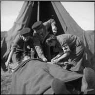 Poste de secours tenu par les Marinettes, ambulancières, dans les environs de Clézentaire. Elles s'entraînent à la dispense des soins et à l'évacuation des blessés.