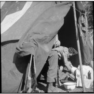 Poste de secours tenu par les Marinettes, ambulancières, dans les environs de Clézentaire. Elles s'entraînent à la dispense des soins et à l'évacuation des blessés.