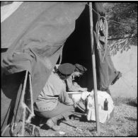 Poste de secours tenu par les Marinettes, ambulancières, dans les environs de Clézentaire. Elles s'entraînent à la dispense des soins et à l'évacuation des blessés.