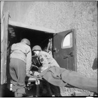 Poste de secours tenu par les Marinettes, ambulancières, dans les environs de Clézentaire. Elles s'entraînent à la dispense des soins et à l'évacuation des blessés.