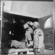 Poste de secours tenu par les Marinettes, ambulancières, dans les environs de Clézentaire. Elles s'entraînent à la dispense des soins et à l'évacuation des blessés.
