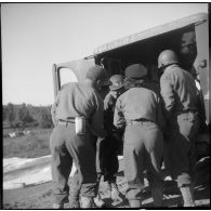 Poste de secours tenu par les Marinettes, ambulancières, dans les environs de Clézentaire. Elles s'entraînent à la dispense des soins et à l'évacuation des blessés.