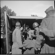 Poste de secours tenu par les Marinettes, ambulancières, dans les environs de Clézentaire. Elles s'entraînent à la dispense des soins et à l'évacuation des blessés.