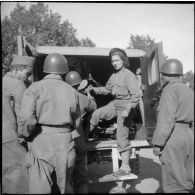 Poste de secours tenu par les Marinettes, ambulancières, dans les environs de Clézentaire. Elles s'entraînent à la dispense des soins et à l'évacuation des blessés.