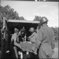 Poste de secours tenu par les Marinettes, ambulancières, dans les environs de Clézentaire. Elles s'entraînent à la dispense des soins et à l'évacuation des blessés.