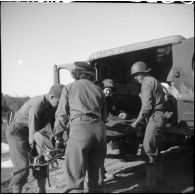 Poste de secours tenu par les Marinettes, ambulancières, dans les environs de Clézentaire. Elles s'entraînent à la dispense des soins et à l'évacuation des blessés.