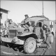Des Marinettes et une de leurs ambulances à Clézentaine.