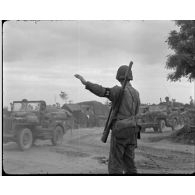 Normandie 1944 (actualités américaines) - Armée et police militaires à Cherbourg et Saint-Lô.