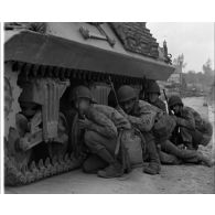 Normandie 1944 (actualités américaines) - Infirmiers militaires à Marigny ; chars et infanterie américaine.