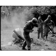 Normandie 1944 (actualités américaines) - Combats du 8e régiment de la 4e division d'Infanterie américaine à La Chapelle.