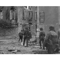 Normandie 1944 (actualités américaines) - Saint-Lô : tête de pont des 35e et 29e divisions d'Infanterie américaines.