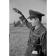 Un officier roumain du Grupul 9 lors d'un départ en mission des avions de chasse Bf-109.